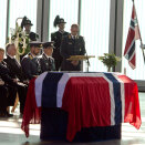 7. april: Kronprins Haakon er til stede da båren med oberstløytnant Siri Skare som ble drept i Afthanistan 1. april ankom Gardermoen (Foto: Heiko Junge / Scanpix)